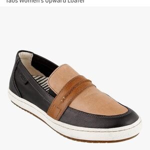 Taos Footwear Women's Black and Tan Loafers